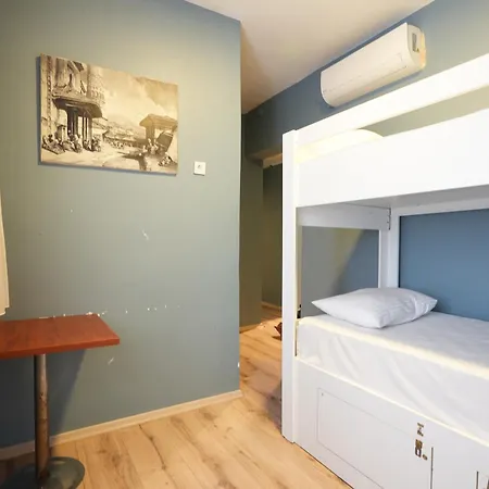 Cheers Vintage Hostal
