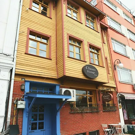Cheers Vintage Hostal